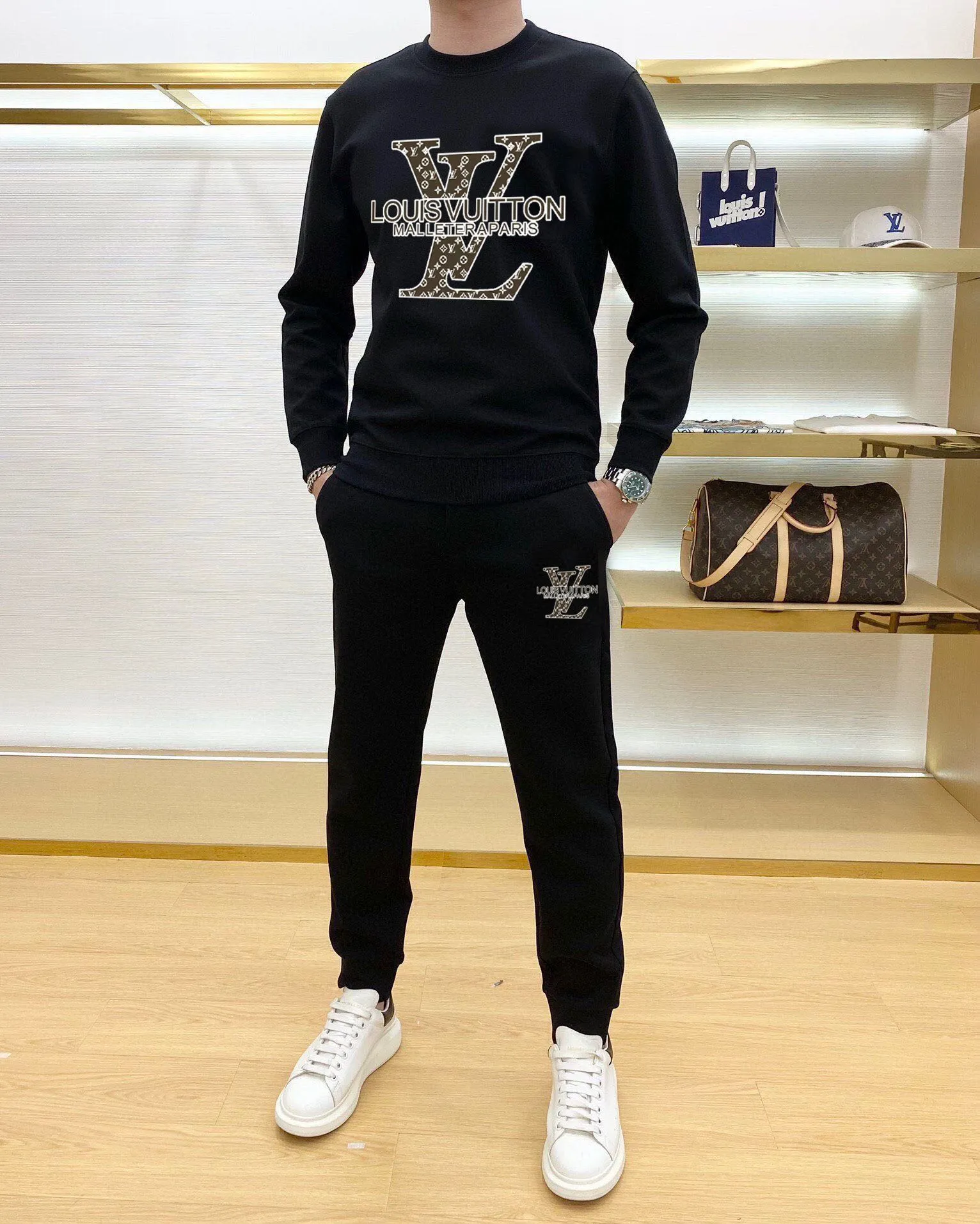 🅿️380 direct batch [LV Louis Vuitton] (Fat Man Gospel) hot-selling suit is coming. Focus on the original version of the official website. 2025 new hot-selling sweatshirt suit. The original order is the best. 🇭🇰The meticulous work of top designers. Just for a fitting and perfect upper body effect. 100% natural high-quality Roman cotton, close-fitting comfort, noble and elegant! Original hardware embodies elegance and nobility! Counter size: M-5XL (maximum wear up to 220 pounds)